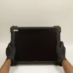 طريقة حمل شاشة جهاز Autel MaxiSys Ultra S2 باليدين.