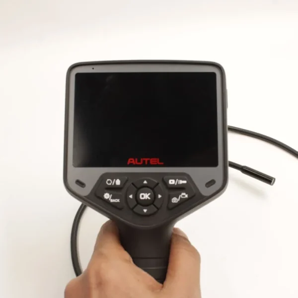 كاميرا فحص السيارات اوتيل MV480 12 لقطة قريبة لوحدة العرض الرئيسية لجهاز Autel MV480 (منظار فحص السيارات)، تبرز الشاشة وأزرار التحكم.