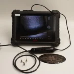 منظار Autel MV108S معروضة أمام جهاز فحص Autel لتوضيح التوافق.