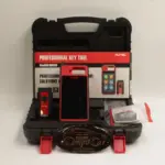 حقيبة جهاز أوتيل KM100 مفتوحة تضم الشاشة والمحول والملحقات.