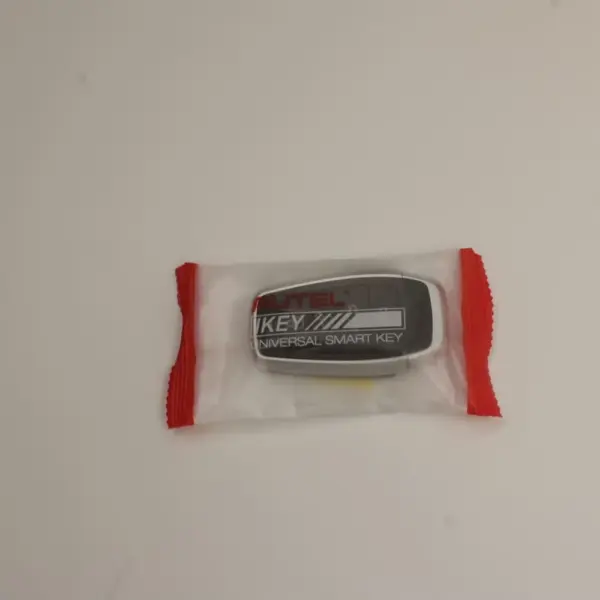 مفتاح أوتيل الذكي العالمي IKEY داخل غلافه الأصلي.
