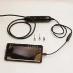 كاميرا فحص Autel MV108S موصلة بهاتف ذكي تعرض شاشة الفحص المباشر.