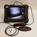 كاميرا فحص Autel MV108S شغالة على جهاز لوحي Autel لعرض تفاصيل المحرك.