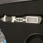 مجس Coil On Plug Probe من Autel MSOAK لملف الإشعال، مُثبت في الحقيبة.
