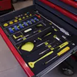 لوحة مفتاح عزم وأدوات متنوّعة ضمن عدة صيانة سيارات JW-11